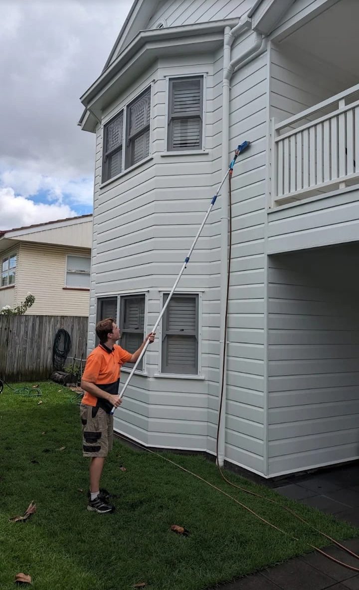 Brisbane North House Washing technician cleaning a weatherboard home